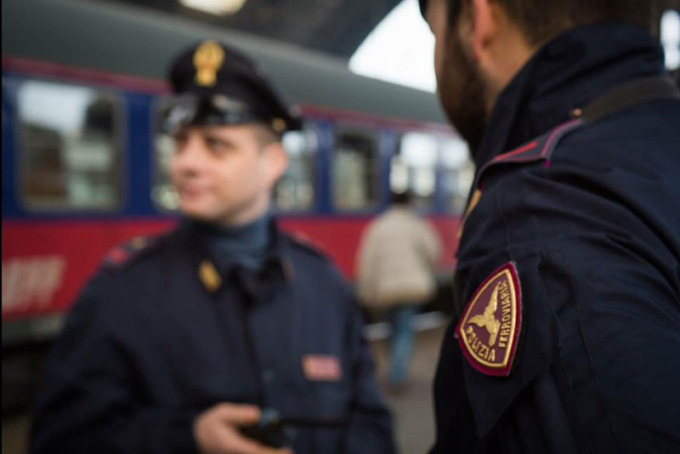 Rubano borsone di lusso a un passeggero sul treno, scendono a Voghera e scappano