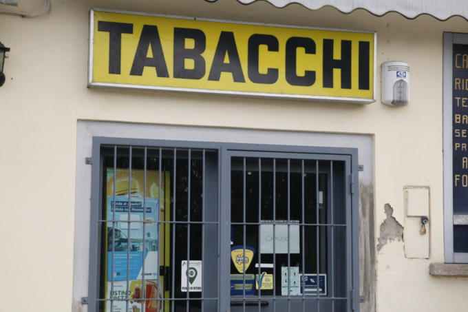 Tabaccaio reagisce a un tentativo di rapina, ferito da un colpo di pistola ad un piede