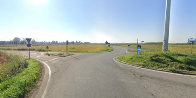 Scontro tra auto e scooter alla rotatoria: 59enne ferito trasportato in ospedale