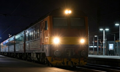 Cade sui binari all'arrivo del treno, tragedia sfiorata in stazione a Pavia