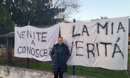 Protesta a colpi di striscioni nell'area comunale di via Robbio a Palestro: ecco perché