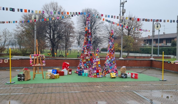 A Travacò Siccomario la meraviglia dei tre abeti decorati con oltre mille quadrati all’uncinetto