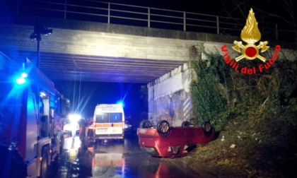 Auto ribaltata a Chignolo Po, feriti 4 giovani tra i 16 e i 18 anni