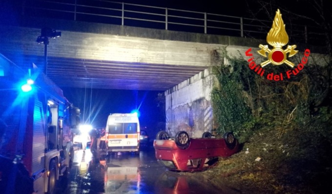 Auto ribaltata a Chignolo Po, feriti 4 giovani tra i 16 e i 18 anni