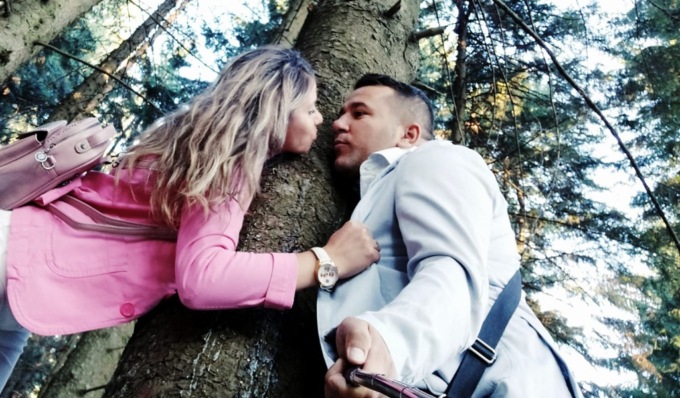 Andreea e Sasha morti durante il parto al San Matteo: ipotesi embolia da liquido amniotico, lunedì l’autopsia