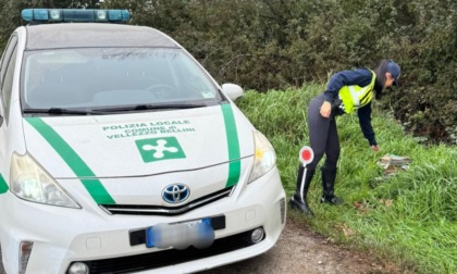 Scarica rifiuti di notte lungo la strada e in un canale, identificato da alcune bollette abbandonate sul posto