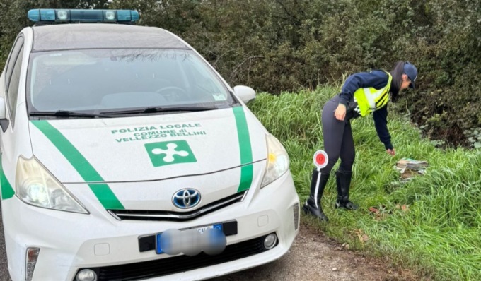 Scarica rifiuti di notte lungo la strada e in un canale, identificato da alcune bollette abbandonate sul posto