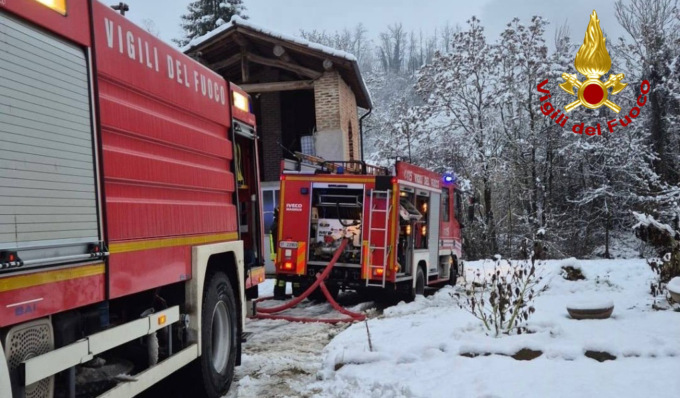 Incendio in abitazione a Montesegale, fiamme domate in nove ore di lavoro