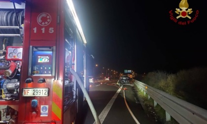 Auto a fuoco in A53, Vigili del Fuoco al lavoro per domare le fiamme