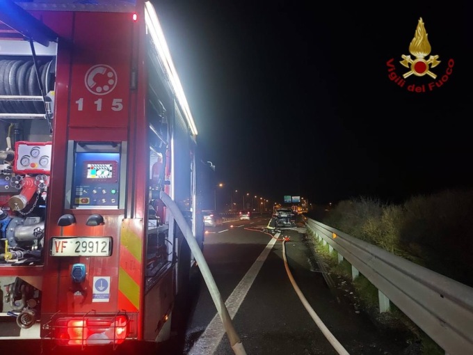 Auto a fuoco in A53, Vigili del Fuoco al lavoro per domare le fiamme