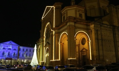 La facciata del Duomo di Voghera risplende grazie alla nuova illuminazione LED