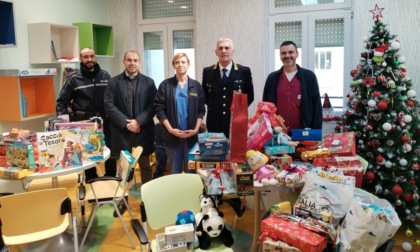 Solidarietà e sorrisi per i piccoli pazienti dell'Ospedale di Voghera, la Polizia Locale dona giochi alla Pediatria