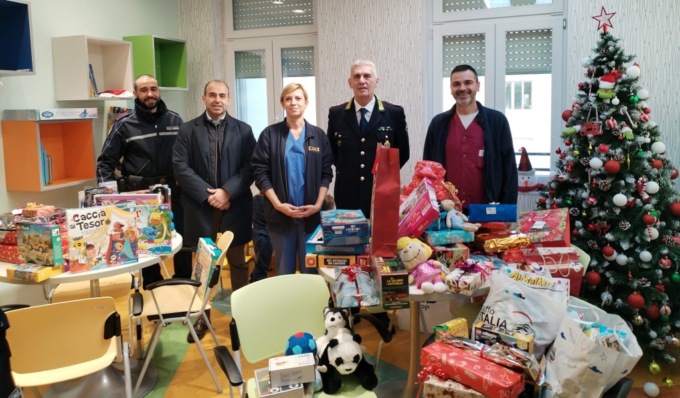Solidarietà e sorrisi per i piccoli pazienti dell’Ospedale di Voghera, la Polizia Locale dona giochi alla Pediatria