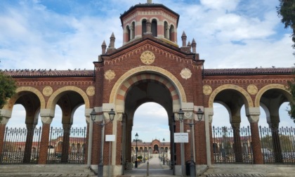 Raid al cimitero di Mortara, rubati dalle tombe decine di vasi in rame