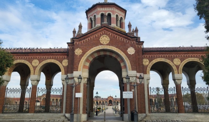 Raid al cimitero di Mortara, rubati dalle tombe decine di vasi in rame