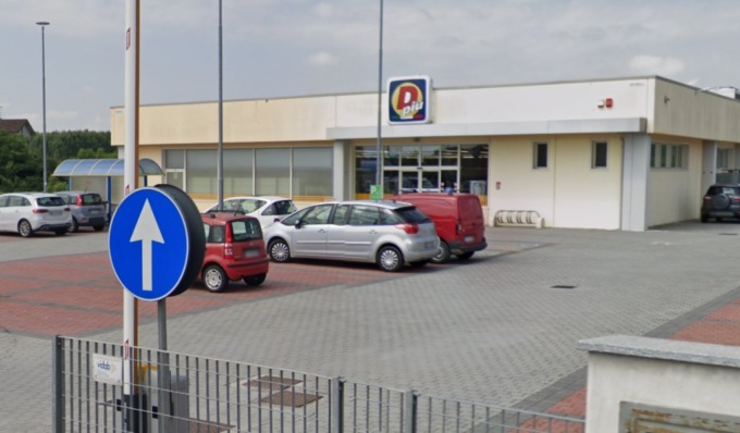 Spaccata al supermercato Dpiù di Cava Manara: scatta l’allarme, ladri in fuga senza bottino