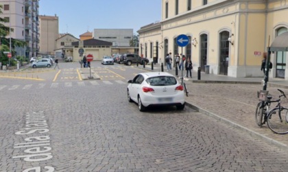 Lite sul piazzale della stazione di Pavia, 40enne ferito da una coltellata al gluteo