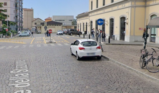 Lite sul piazzale della stazione di Pavia, 40enne ferito da una coltellata al gluteo