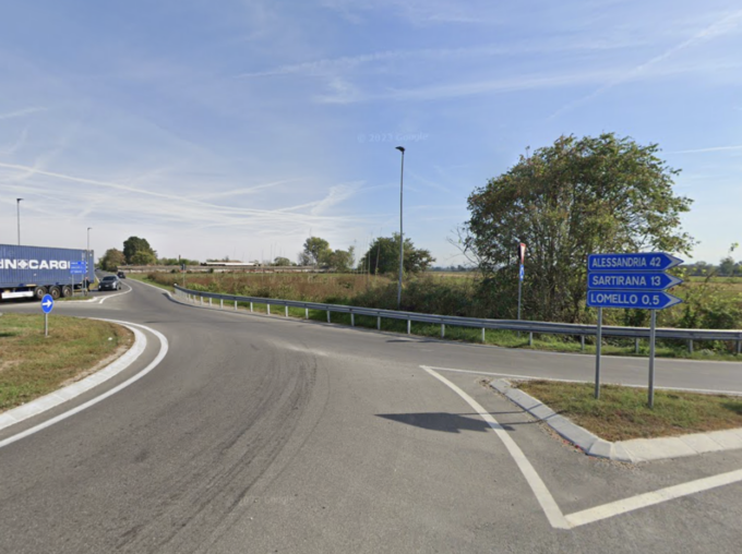Incidente a Lomello: invade la corsia opposta e si scontra con un’auto, coinvolti quattro uomini