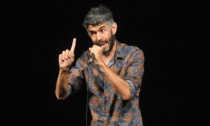 Lorenzo Maragoni al Politeama con lo spettacolo “Stand -up Poetry”: un mix coinvolgente di poesia, teatro e comicità