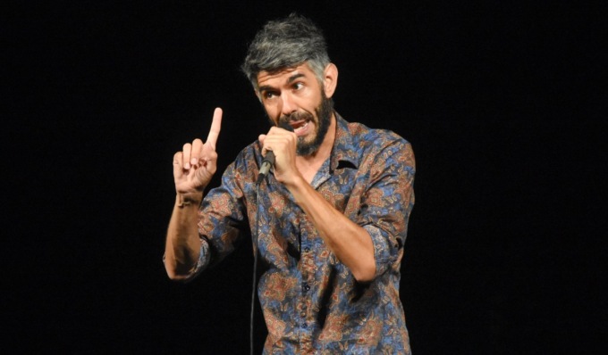 Lorenzo Maragoni al Politeama con lo spettacolo “Stand -up Poetry”: un mix coinvolgente di poesia, teatro e comicità