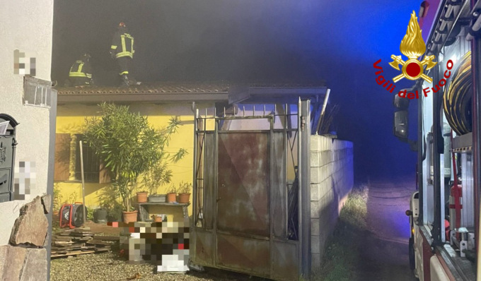 Appartamento in fiamme a Vigevano: 83enne intossicato, illeso il figlio 54enne