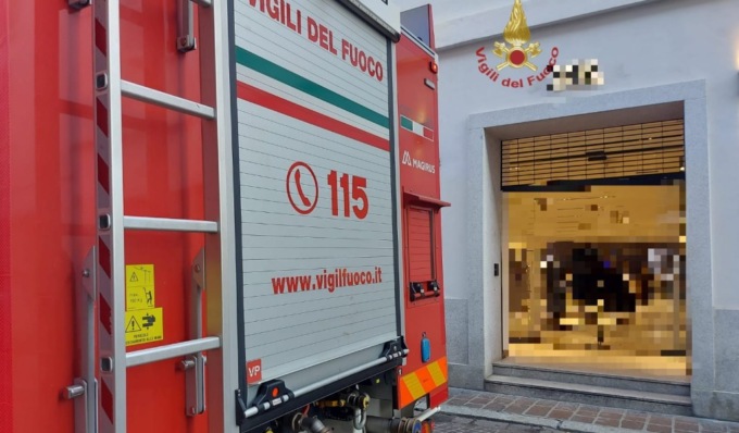 Cortocircuito in un negozio di abbigliamento a Pavia, arrivano i Vigili del Fuoco