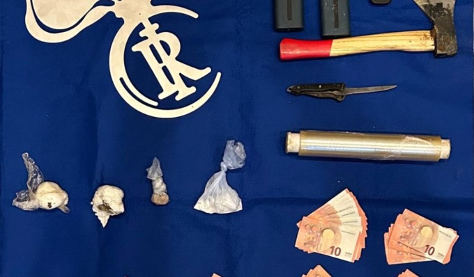 Sorpreso a scavare in un campo per nascondere droga e denaro