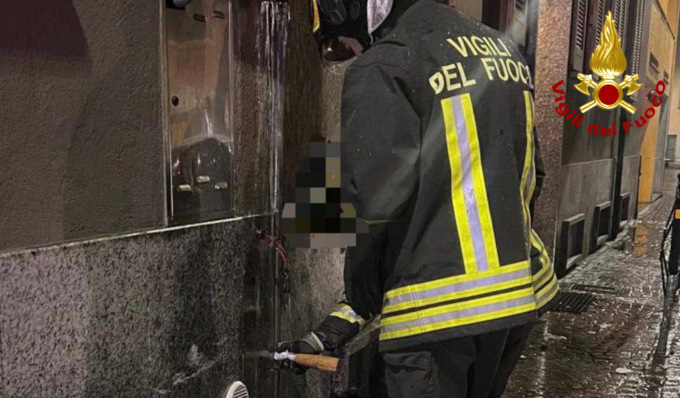 Con l’auto contro una conduttura del gas, intervengono i Vigili del Fuoco