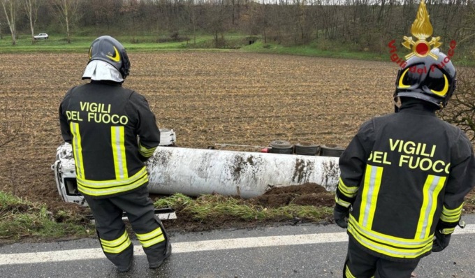 Autocisterna carica di GPL esce di strada e si ribalta, strada chiusa tra Zinasco Nuovo e Pieve Albignola