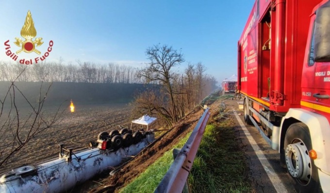 Autocisterna ribaltata, continuano le operazioni di messa in sicurezza: strada ancora chiusa