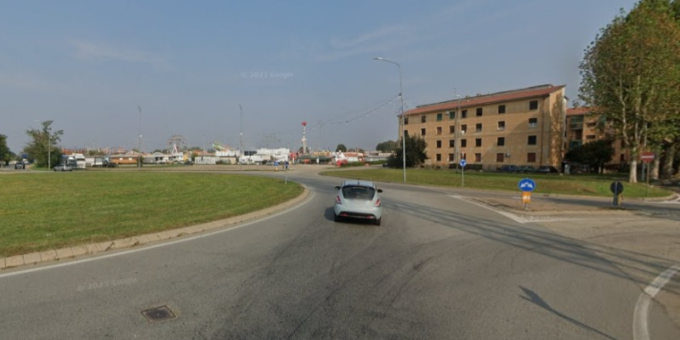 Incidente alla rotatoria, auto urta un monopattino: 17enne accompagnato in ospedale