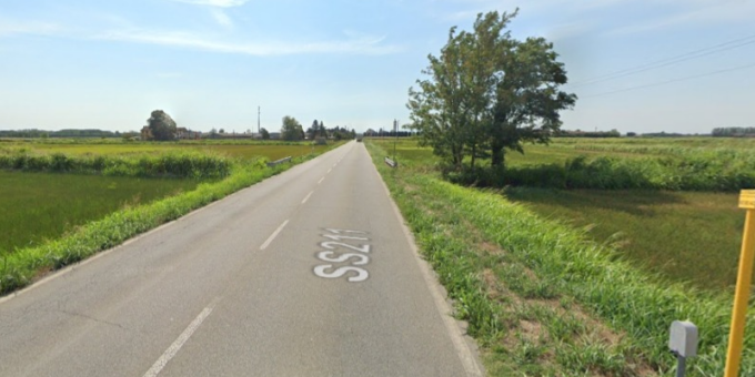 Perde il controllo del veicolo e si schianta contro il guardrail, 68enne in ospedale