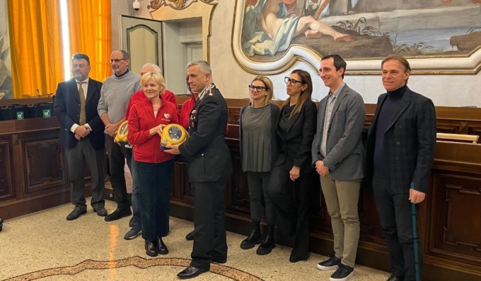 Consegnati 16 nuovi defibrillatori ai Carabinieri di Pavia, un passo avanti per la sicurezza pubblica