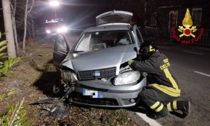 Perde il controllo dell'auto, esce di strada e si schianta contro un albero