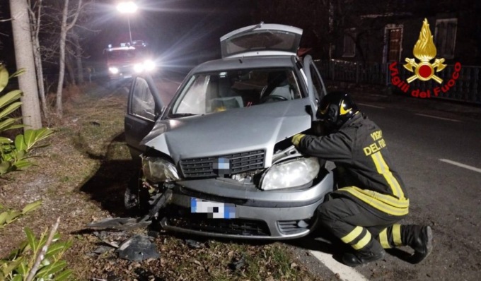 Perde il controllo dell’auto, esce di strada e si schianta contro un albero