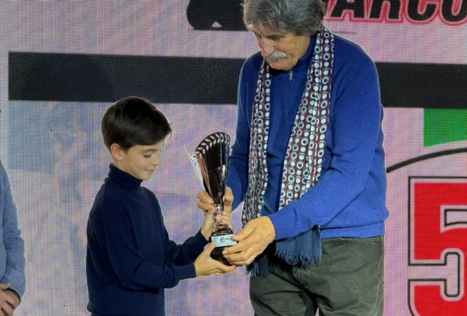 Il pilota pavese Carlo Introna premiato da Paolo Simoncelli al Trofeo Marco Simoncelli