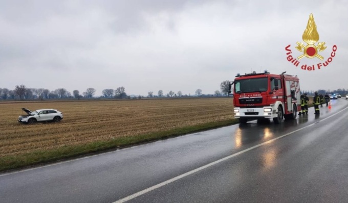 Auto esce di strada dopo l’urto con un animale selvatico, due feriti