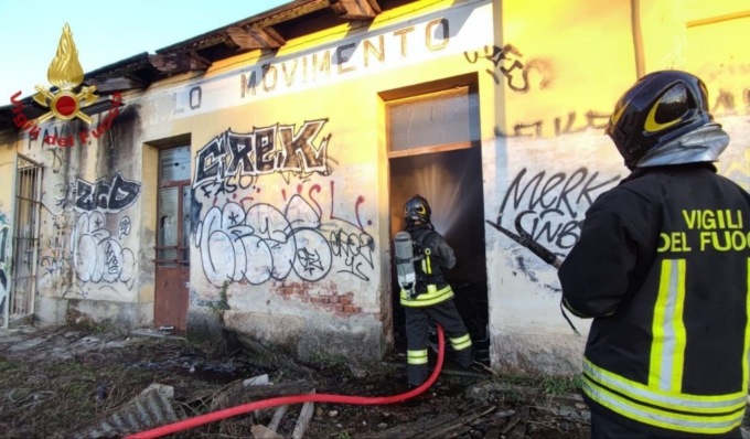 Due incendi in soli due giorni all’ex scalo ferroviario di Pavia, si fa strada l’ipotesi del dolo