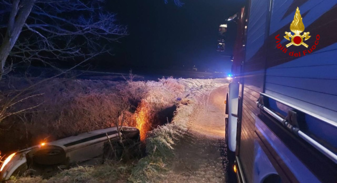 Esce di strada con l’auto e si ribalta in un fosso, 49enne in ospedale