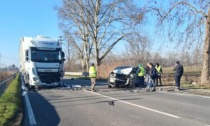 Frontale tra camion e auto sulla provinciale, un ferito