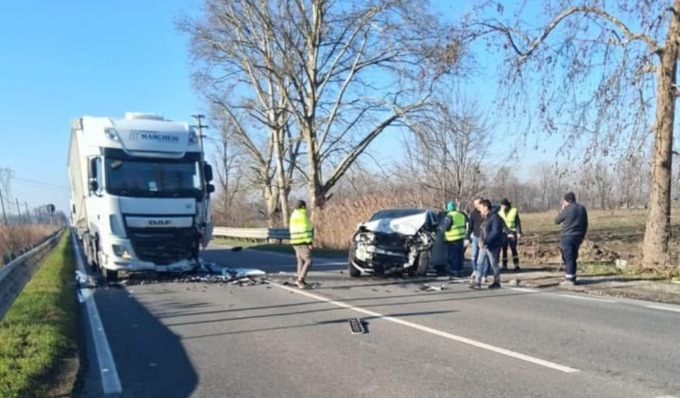 Frontale tra camion e auto sulla provinciale, un ferito