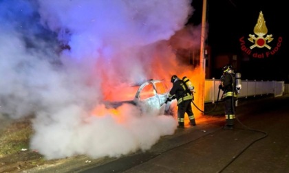 Auto distrutta dalle fiamme a Mezzana Bigli