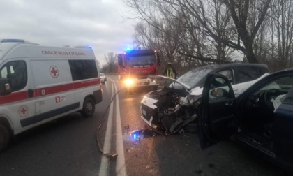 Schianto tra tre vetture a Landriano: cinque feriti e traffico in tilt