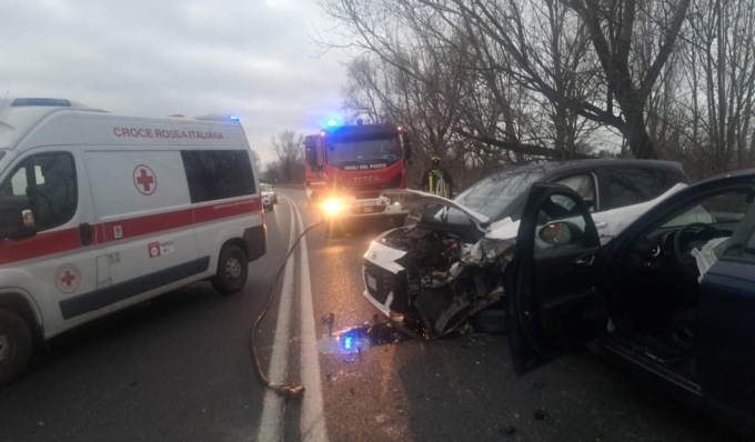 Schianto tra tre vetture a Landriano: cinque feriti e traffico in tilt