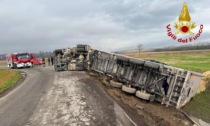 Mezzo pesante esce di strada e si ribalta su un lato, autista 53enne in ospedale