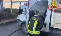 Principio d'incendio nella cabina del camion, arrivano i Vigili del Fuoco