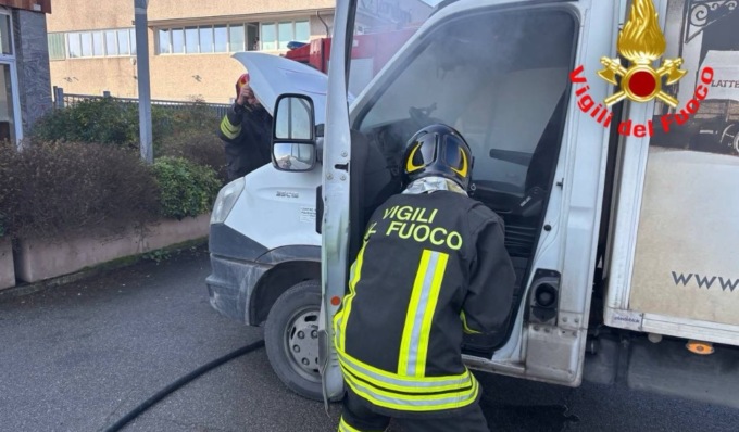 Principio d’incendio nella cabina del camion, arrivano i Vigili del Fuoco