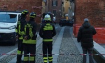 Cadono mattoni dalla Torre del Maino, piazza Leonardo da Vinci transennata