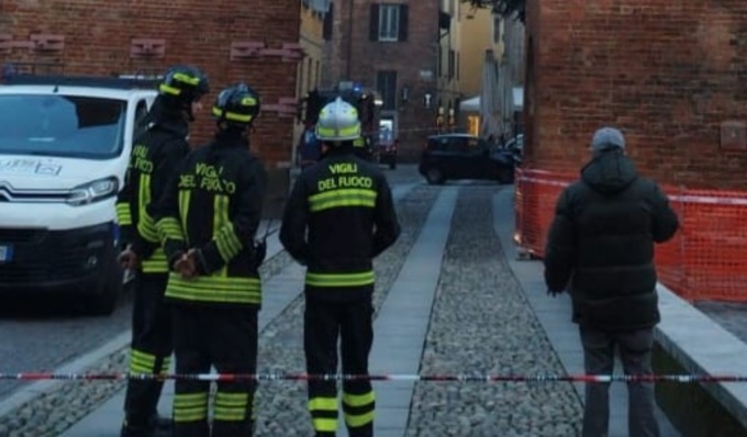 Cadono mattoni dalla Torre del Maino, piazza Leonardo da Vinci transennata